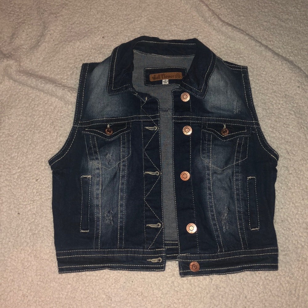Sleeveless denim jacket